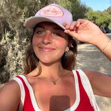 ellise 🩷 (@elliseforeman)