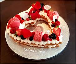 Un Tres Joli Gateau Number Cake En Forme De Cœur Decore De Roses Rouges Compose D Une Pate Sable D Une Chan Gateau En Chiffre Gateaux En Forme De Cœur Gateau