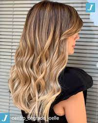Anche il degradè, così come lo shatush, il balayage e i colpi di sole, è una tecnica. Schiariture Dall Effetto Naturale Per Capelli Baciati Dal Sole Degrade Joelle Riflessi Biondi Su Capelli Castani Colore Di Capelli Biondi Capelli Biondi
