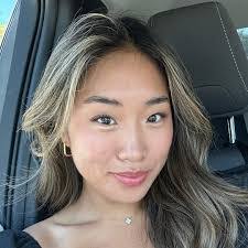 Jillian Summers's Instagram, Twitter & Facebook