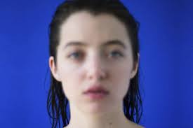 Una niña es una cosa a medio formar