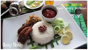 Ita juga gorengkan ayam berempah untuk di makan besama nasi lemak dan juga telur gulung dan kacang goreng. Nasi Lemak Ayam Goreng Berempah Qasey Honey
