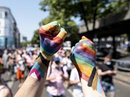 Eigentlich hat die regenbogenparade schon längst begonnen. Christopher Street Day Parade Berlin De