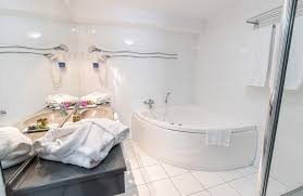 Aflat la doar cateva minute distanta de aeroportul henri coanda, rin airport hotel ofera cazare in camere spatioase, cu ferestre duble care asigura o buna izolare fonica. Junior Suite With Jacuzzi Hotel Parliament