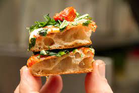Bonci consiglia di infornare la teglia nella parte bassa del forno per i primi 15 minuti e nella parte alta per altri 15 minuti. Pizza Bonci In Teglia Ricetta Originale E Lievitazione Occhio A 5 Errori