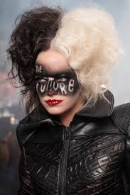 Emma stone paid tribute to the 'goat' glenn close as she steps into her shoes as cruella de vil in the upcoming disney film cruella. Disney S Cruella Decoding Emma Stone S Dramatic Beauty Looks Vogue