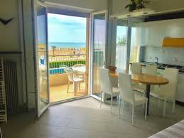 Immerso in un'atmosfera unica e rilassante, il residence è composto da appartamenti di varie tipologie, al piano. Appartour Appartamenti In Affitto Case In Vendita Jesolo