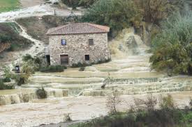 Un luogo magico dove fare un bagno nelle acque termali di saturnia in maremma toscana. Maltempo Toscana Terme Di Saturnia Sommerse Dal Fango Allagamenti E Disagi In Tutta La Regione Greenme