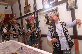 Antara adat tersebut ialah pengantin perempuan dikehendaki. Upacara Adat Kematian Warga Suku Dayak Taman Antara News