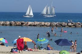 Toutefois, il vous conduira à un parking non loin de la plage sud. Pyrenees Orientales Un Etrange Arc Blanc Fend Le Ciel