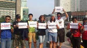 Golongan ini menamai diri mereka dengan lgbt (lesbian, gay, biseksual dan transgender) meskipun masih belum jelas dengan penerimaan mereka dengan status biseksual dan transgender yang selalu. Lgbt Sudah Lama Ada Di Indonesia