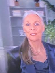 I love Tracy's new hair style!