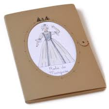 Ce modèle présente un corsage rehaussé d'un galon donnant l'illusion des coutures princesse, une jupe avec basques de tulle et des manches ballon. Patron Couture Robe De Marquise Princesse 4 5 6 7 8 9 10 Ans A A Patrons