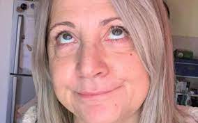 Debora villa (born april 13, 1969) is an italian actress and comedian. Debora Villa Torna Sui Social Dopo L Ospedale Il Motivo