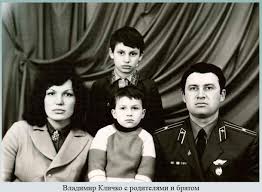 Виталий кличко родился 19 июля 1971 года в поселке беловодское в киргизской сср. Zhena Vladimira Klichko Hajden Panetteri Foto Biografiya