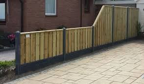 ein schoner und solider grundstuckszaun zaun mit betonpfahlen und impragniertem betonpfahlen gartenzaun schutting tuin tuinschutting tuin afscheiding