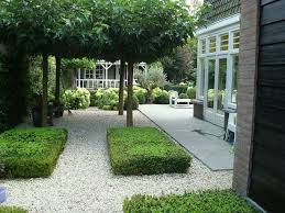 bankje onder dakplatanen door deem tuin ideeen tuin onderhoudsvriendelijke tuin