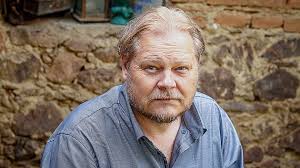 RECENZE: Foglarův žák zkoumá původ ježka v kleci i samotného Tleskače