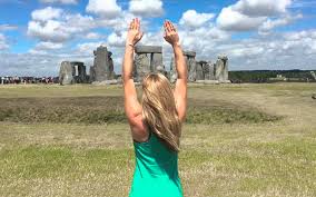 The circle is 320 feet in diameter, and the ditch itself was 20 feet wide and 7 feet deep. Buyuk Britanya Turu Ingiltere Stonehenge Gezievreni Com