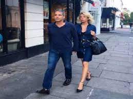 Alessia marcuzzi è stata l'unico vertice del presunto triangolo 'gossipparo' a non spegnere il fuoco delle. Alessia Marcuzzi Marito Chi E Paolo Calabresi Marconi