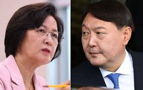 야권 유력 대선 주자인 윤석열 전 검찰총장이 대변인 사임, 'x파일' 논란 등으로 첫 위기를 맞고 있다. ìœ¤ì„ì—´ì¸¡ XíŒŒì¼ ê´€ë ¨ ì „í˜€ ê±°ë¦¬ë‚„ ê²ƒ ì—†ë‹¤ èˆ‡ê³µì„¸ì— ë–³ë–³ ì¡°ì„ ì¼ë³´