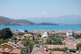 Naturally, this part of fethiye is a bit more upscale, with luxury resorts and boutique hotels filling the area. ãƒ•ã‚§ãƒˆãƒ'ã‚¤ã‚§ Wikipedia