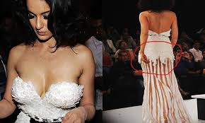Here's the list of most embarassing bollywood oops moments. Top 5 Dirtiest Wardrobe Malfunctions Of Bollywood Actresses