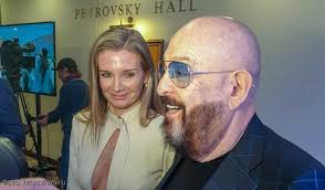 В киеве раньше всех вспомнили шуфутинского. Mihail Shufutinskij Vyvel V Svet Svoyu Nevestu Kotoraya Goditsya Emu Vo Vnuchki Ekspress Novosti