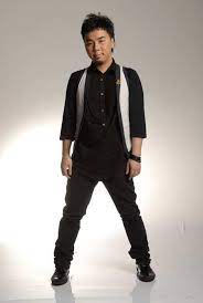 陳康健（英語： oil chan hong kin ，1985年3月29日 － ），生於香港，中學就讀基督教聖約教會堅樂中學，香港男歌手及前無綫電視基本藝人合約藝員。 2009年參與香港歌曲選秀節目《超級巨聲》，有港版曹格之稱。 最終在比賽中獲得第十名的佳績，後簽約無綫電視而正式入行 。 é™ˆåº·å¥ å¿«æ‡‚ç™¾ç§'