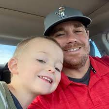 Clark Ellis (@Clarkeee22)