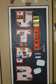 Teachers At Crockett Jr High Held A College Door Decorating Contest Teachers Were Asked To Deco Door Decorations College Door Decorating Contest School Doors