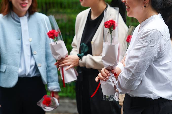 A day of gratitude: Teachers' Day scenes - The Korea Herald