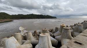 Pantai jetis is situated in sigudi, close to pantai bungso. Pantai Jetis Pesona Bukit Dan Pantai Di Ujung Timur Cilacap