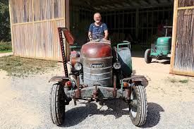 Городской джип (british english (a large, four wheel drive vehicle such as a land rover™ which is driven in towns and cities for ordinary domestic purposes). Hans Kramer Sammelt In Gutmadingen Traktor Oldtimer In Der Hand Halt Der 81 Jahre Alte Schlepper Experte Eine Zundkapsel Mit Deren Hilfe Er Einen Guldnermotor Starten Kann Fotos Harich Schwarzwalder Bote