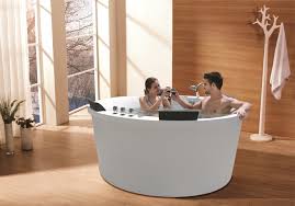 Nun treffen sich drei brüder vor dieser badewanne um das foto 20 jahre… Tragbares Innen Sexy Heisse Badewanne Romantische Massage Badewanne M 2057 Foto Auf De Made In China Com