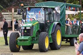 Позднее челси перекочевали и в мужской гардероб, в котором заняли прочные позиции. Kejt Middlton Pokatalas S Detmi Na Traktore