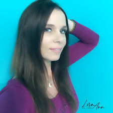 Lisa Gash's Instagram, Twitter & Facebook