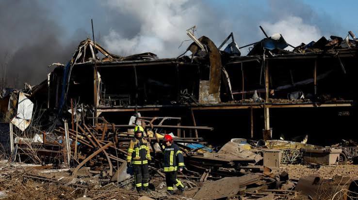 Russian missile and drone attacks kill several across Ukraine - France 24