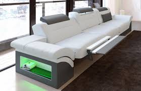 Das sofa ist in einem dezenten schwarz gehalten und fügt sich so gut in die meisten einrichtungsstile ein. Modernes Sofa Monza Als 3 Sitzer Couch Mit Beleuchtung Kaufen Bei Pmr Handelsgesellschaft Mbh