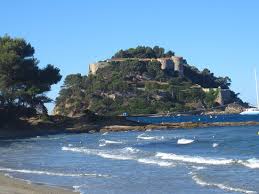 Tout près du fort de brégançon connu pour être la résidence secondaire des présidents français, la plage de brégançon est composée d'un mélange de sable et de galets. Le Fort Vu De La Plage De Cabasson Picture Of Fort De Bregancon Bormes Les Mimosas Tripadvisor