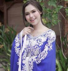 Beliau ialah isteri kepada penyanyi aliff aziz yang dikahwininya pada 2016. Pin On Bella