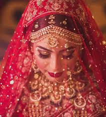Wedbook On Instagram Bridalveils Are In Trend Right Now With Bollywood Queens Deepikapadukone Bridal Photography Poses Bridal Dupatta Indian Wedding Bride