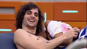 Gil escondeu as partes íntimas com as mãos, e o ator se cobria com um chapéu o filho do cantor fábio jr. Fiuk Diz Gil Faz Sua Dancinha Pra Animar A Gente Casa Bbb Gshow