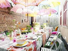 Bunte Regenschirme Hangen Uber Dem Esstisch Im Hinterhof Tisch Babyparty Regenschirm Hochzeit Hinterhof Partys