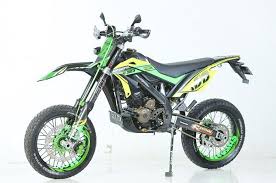 Akhirnya pada bulan november 2010, klx pun diserahkan ke salah satu rumah modifikasi di bilangan jakarta selatan untuk dijadikan supermoto. Modifikasi Kawasaki D Tracker 150 Pakai Kaki Kaki Crf250l Biar Lebih Empuk Gridoto Com