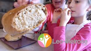 2 une fois au four, la maison s'emplit de cette alléchante odeur qu'on aime tant quand on passe devant une boulangerie. Recette De Pain Maison Sans Levure Boulanger Cuisson Au Four Youtube