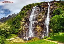 Doveva essere una domenica di relax e invece la gita alle cascate dell'acquafraggia, in val bregaglia, in provincia di sondrio, si è trasformata in tragedia. Cascate Dell Acquafraggia In Val Chiavenna Lombardia E Guarda Tutte Le Foto