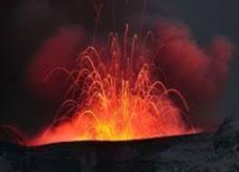 Vulcão é uma estrutura geológica criada quando o magma, gases e partículas quentes (como cinza vulcânica) escapam para a superfície. Vulcao Da Islandia Continua Em Erupcao Mas Nuvem De Fumo Esta Mais Reduzida Sic Noticias