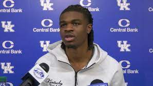Kentucky guard Otega Oweh got a haircut and he looks completely different  now: https://www.nationofblue.com/otega-oweh-has-a-completely-new-look/