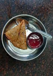 Samosas are savory fried pastries traditionally stuffed with spices, potatoes and other veggies. Samosa Wikiwand